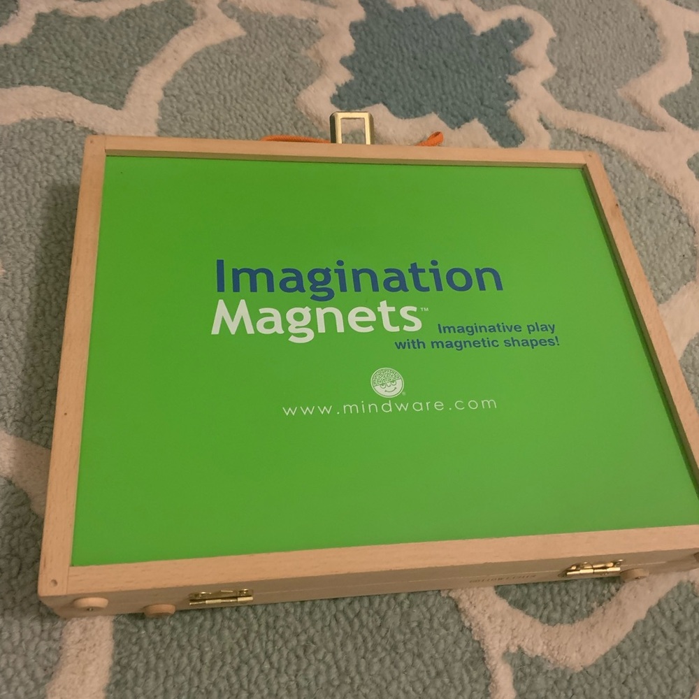 Magnet case with cards to build pictures